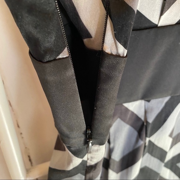 Express V Neck Geometric Print Cap Sleeve Dress - Picture 4 of 8